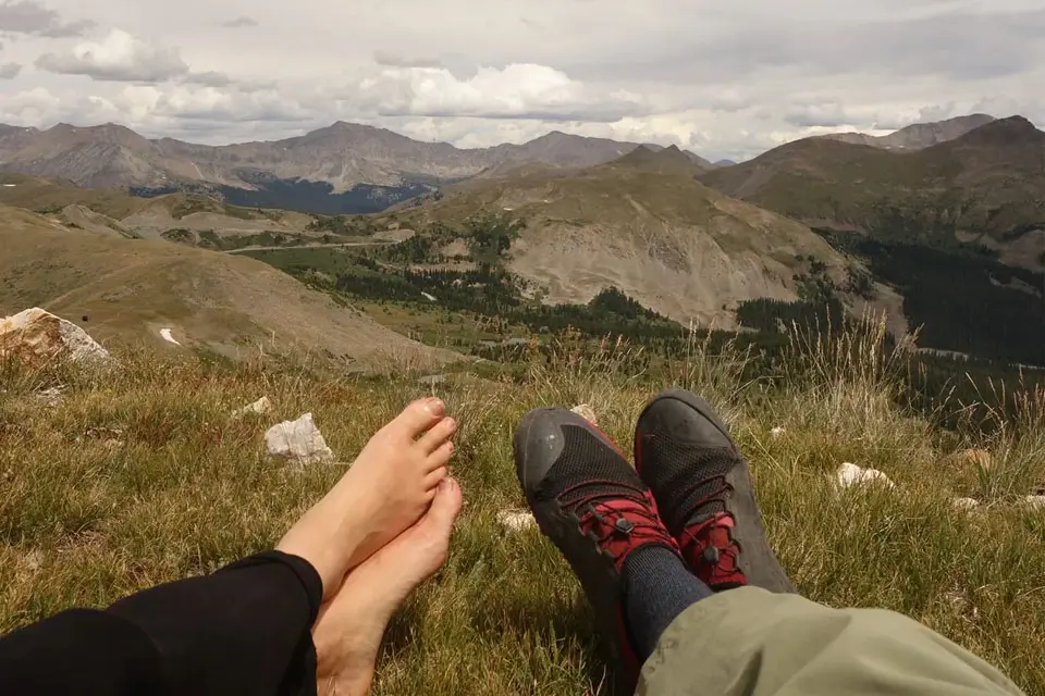 le scarpe a piedi nudi possono aiutare la fascite plantare?