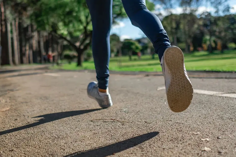 puoi correre con le scarpe a piedi nudi