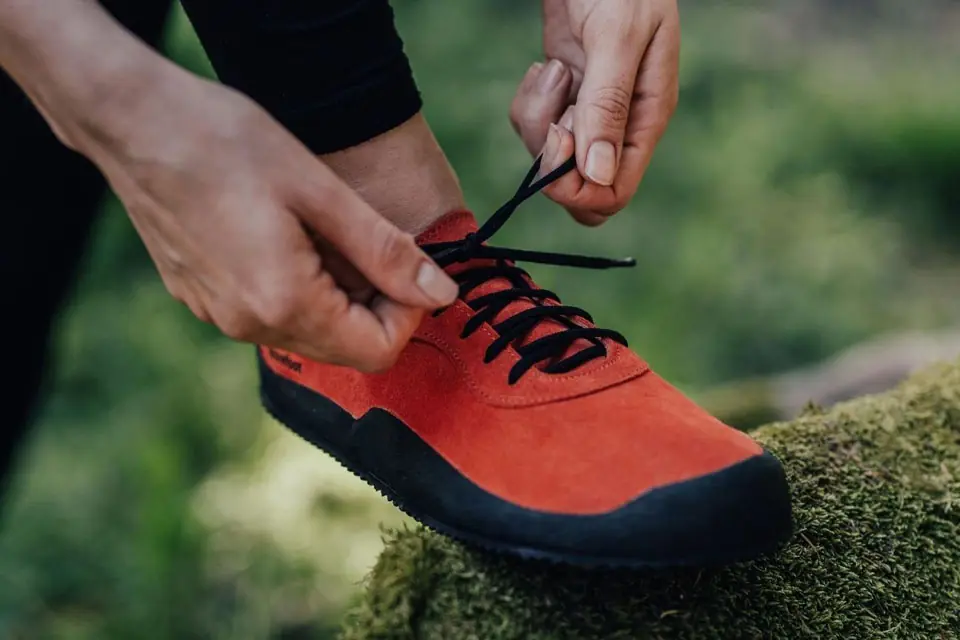 indossare calzini con le scarpe da corsa a piedi nudi