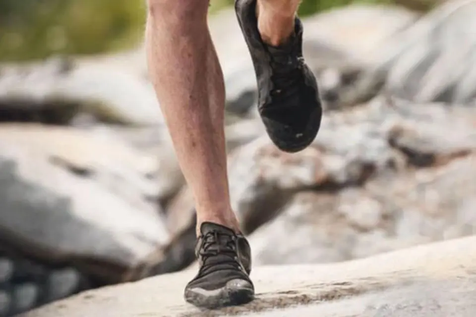 hoe stijl je blote voeten schoenen